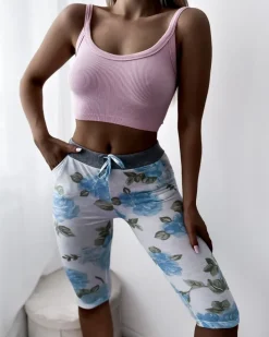 Spodenki 3/4|Krótkie Spodenki^Royalfashion Białe spodenki damskie 3/4 w niebieskie kwiaty biały