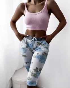 Spodenki 3/4|Krótkie Spodenki^Royalfashion Białe spodenki damskie 3/4 w niebieskie kwiaty biały