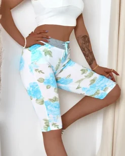 Spodenki 3/4|Krótkie Spodenki^Royalfashion Białe spodenki damskie 3/4 w niebieskie kwiaty biały