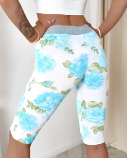 Spodenki 3/4|Krótkie Spodenki^Royalfashion Białe spodenki damskie 3/4 w niebieskie kwiaty biały