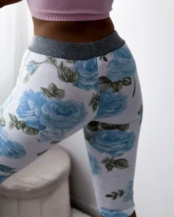 Spodenki 3/4|Krótkie Spodenki^Royalfashion Białe spodenki damskie 3/4 w niebieskie kwiaty biały