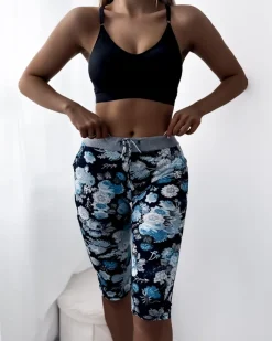 Spodenki 3/4|Krótkie Spodenki^Royalfashion Ciemnoniebieskie damskie spodenki 3/4 z kwiatowym wzorem Ecru