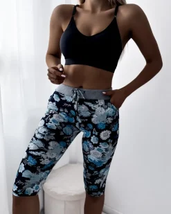 Spodenki 3/4|Krótkie Spodenki^Royalfashion Ciemnoniebieskie damskie spodenki 3/4 z kwiatowym wzorem Ecru