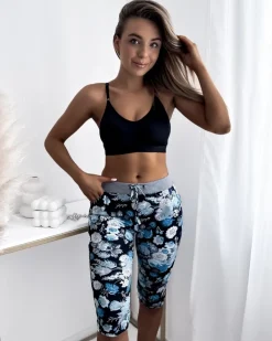 Spodenki 3/4|Krótkie Spodenki^Royalfashion Ciemnoniebieskie damskie spodenki 3/4 z kwiatowym wzorem Ecru