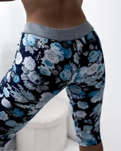 Spodenki 3/4|Krótkie Spodenki^Royalfashion Ciemnoniebieskie damskie spodenki 3/4 z kwiatowym wzorem Ecru