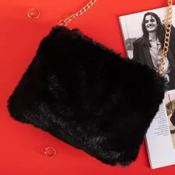 Wieczorowe|Małe Torebki^Royalfashion Czarna futrzana torebka na złotym łańcuszku czarny