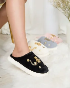 Kapcie^Royalfashion Czarne damskie futrzane kapcie z ozdobami Erserra czarny