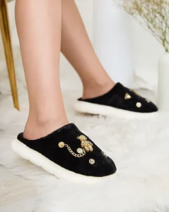 Kapcie^Royalfashion Czarne damskie futrzane kapcie z ozdobami Erserra czarny