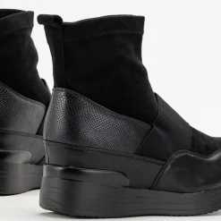 Botki Z Delikatnym Ociepleniem|Botki Na Koturnie^Royalfashion Czarne damskie wsuwane botki z tłoczeniem Keleda czarny