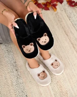 Kapcie^Royalfashion Czarne damskie futrzane kapcie z misiem Hettres czarny