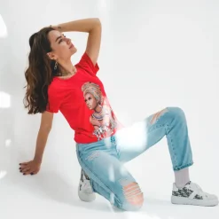 Bluzki / Koszule / Koszulki^Royalfashion damski t-shirt z kolorowym printem i cekinami czerwony