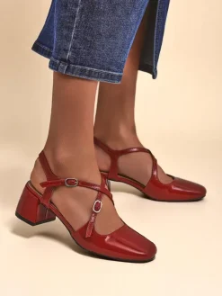 Klasyczne^Royalfashion Damskie czółenka na niskim obcasie z ozdobnymi paseczkami Lollita czerwony