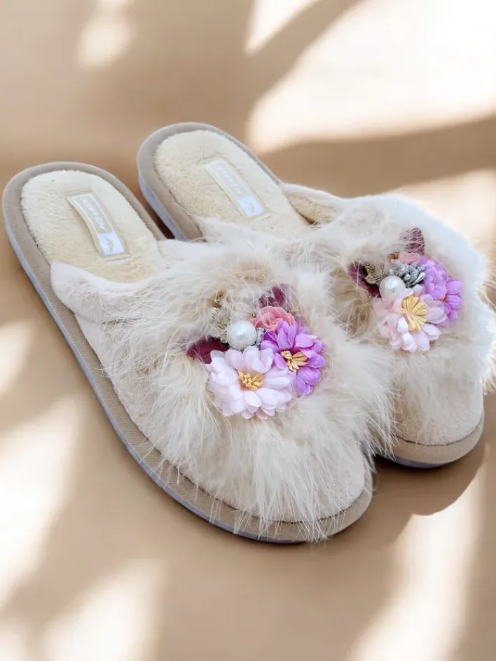 Kapcie^Royalfashion Damskie futrzane kapcie z kwiatami Ederra jasny brązowy