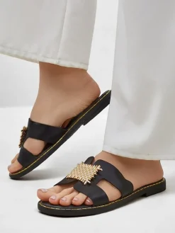 Ugc|Klapki Płaskie^Royalfashion Damskie klapki z ozdobą Crattes czarny