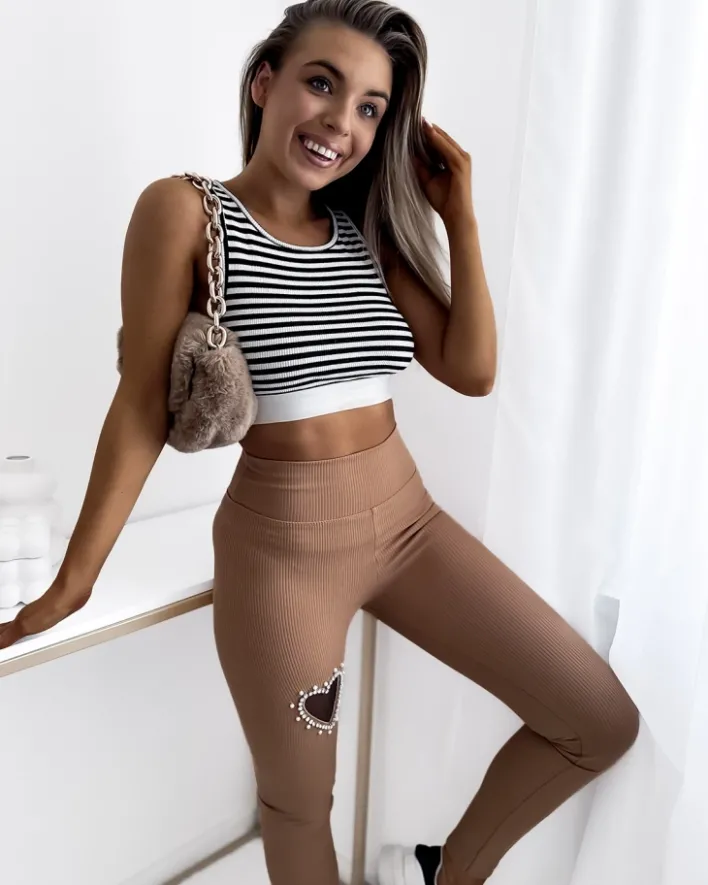 Legginsy / Tregginsy^Royalfashion Damskie legginsy w kolorze brązowym z serduszkiem Camel