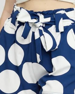 Szorty|Krótkie Spodenki^Royalfashion Damskie materiałowe granatowe krótkie spodenki w duże groszki Granatowy