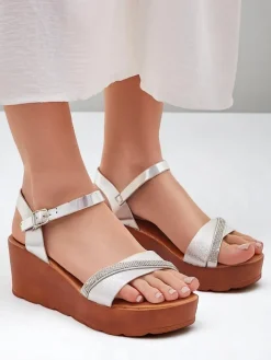 Sandały Na Koturnie^Royalfashion Damskie sandały na koturnie z cyrkoniami i brokatem Aurora Glow srebrny