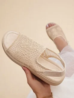 Sandały Płaskie^Royalfashion Damskie sandały ażurowe z cholewką Levay beżowy