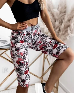 Spodenki 3/4|Krótkie Spodenki^Royalfashion Damskie spodenki 3/4 w m kolorze i w kwiaty biały