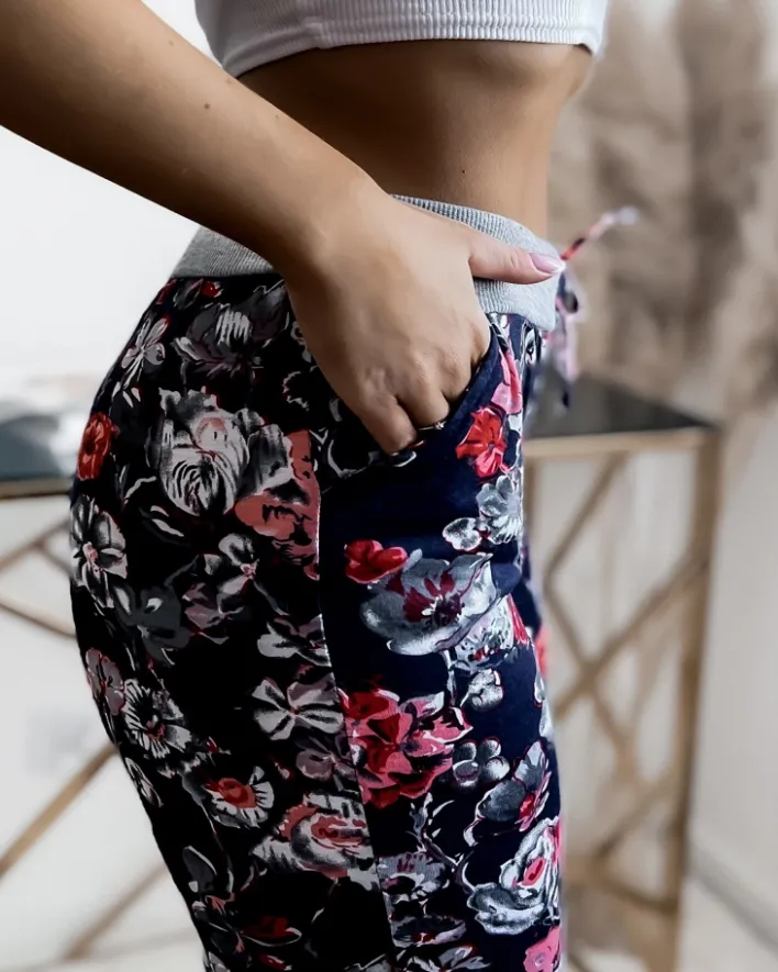 Spodenki 3/4|Krótkie Spodenki^Royalfashion Damskie spodenki 3/4 w m kolorze i w kwiaty Granatowy