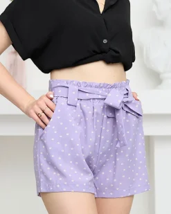 Szorty|Krótkie Spodenki^Royalfashion Fioletowe wzorzyste damskie materiałowe krótkie spodenki w kwiatki fioletowy