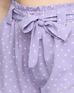 Szorty|Krótkie Spodenki^Royalfashion Fioletowe wzorzyste damskie materiałowe krótkie spodenki w kwiatki fioletowy