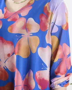 Sukienki Krótkie^Royalfashion Granatowa sukienka damska z printem i falbanką Granatowy