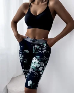 Spodenki 3/4|Krótkie Spodenki^Royalfashion Granatowe spodenki damskie 3/4 w zielone kwiaty Granatowy