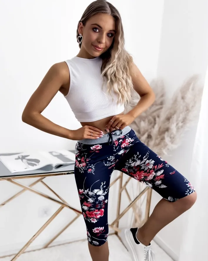 Spodenki 3/4|Krótkie Spodenki^Royalfashion Granatowe spodenki damskie 3/4 w czerwone kwiaty Granatowy