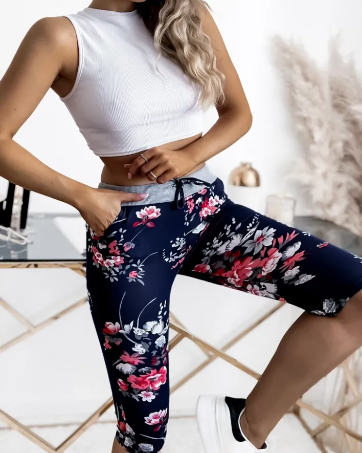 Spodenki 3/4|Krótkie Spodenki^Royalfashion Granatowe spodenki damskie 3/4 w czerwone kwiaty Granatowy