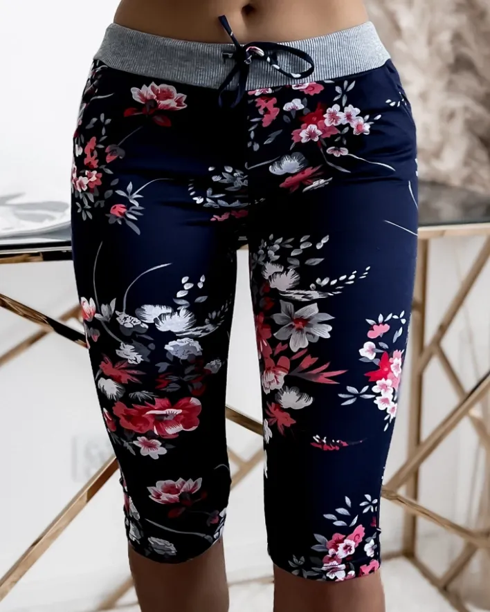 Spodenki 3/4|Krótkie Spodenki^Royalfashion Granatowe spodenki damskie 3/4 w czerwone kwiaty Granatowy