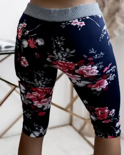 Spodenki 3/4|Krótkie Spodenki^Royalfashion Granatowe spodenki damskie 3/4 w czerwone kwiaty Granatowy