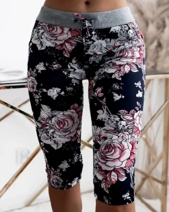 Spodenki 3/4|Krótkie Spodenki^Royalfashion Granatowo- koralowe damskie spodenki 3/4 z kwiatowym wzorem Granatowy