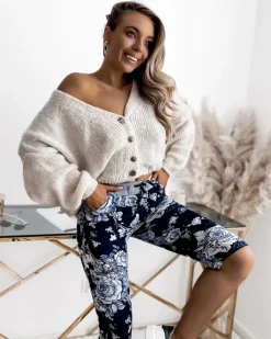 Spodenki 3/4|Krótkie Spodenki^Royalfashion Granatowo- niebieskie damskie spodenki 3/4 z kwiatowym wzorem Granatowy