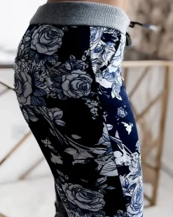 Spodenki 3/4|Krótkie Spodenki^Royalfashion Granatowo- niebieskie damskie spodenki 3/4 z kwiatowym wzorem Granatowy