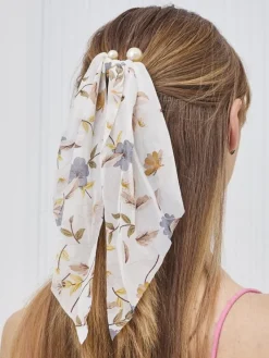Akcesoria Do Włosów^Royalfashion Gumka do włosów ze wstążką w kwiatuszki i perełkami Florennea biały