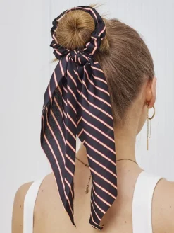 Akcesoria Do Włosów^Royalfashion Gumka do włosów ze wstążką w paseczki Liora czarny