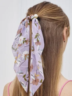 Akcesoria Do Włosów^Royalfashion Gumka do włosów ze wstążką w kwiatuszki i perełkami Florennea fioletowy