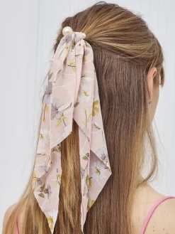 Akcesoria Do Włosów^Royalfashion Gumka do włosów ze wstążką w kwiatuszki i perełkami Florennea beżowy