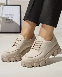 Półbuty^Royalfashion Jasnobeżowe damskie lakierowane półbuty sznurowane Ginara beżowy