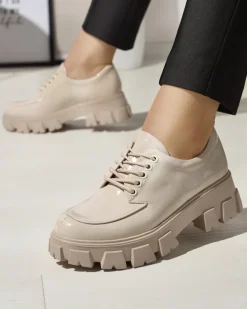 Półbuty^Royalfashion Jasnobeżowe damskie lakierowane półbuty sznurowane Ginara beżowy