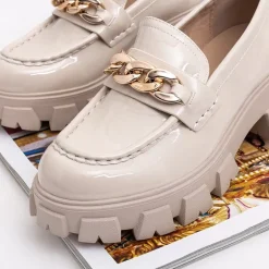 Półbuty^Royalfashion Jasnobeżowe damskie lakierowane półbuty z łańcuszkiem Ginewra jasny brązowy