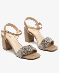 Buty Na Wielkie Wyjście|Sandały Na Słupku^Royalfashion Jasnobrązowe damskie sandałki na słupku z cyrkoniami Triesta jasny brązowy