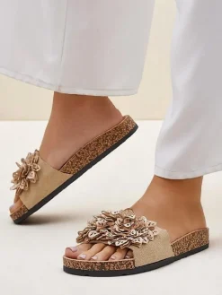 Ugc|Klapki Płaskie^Royalfashion Klapki damskie z kwiatuszkami Occes beżowy