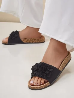 Ugc|Klapki Płaskie^Royalfashion Klapki damskie z kwiatuszkami Occes czarny