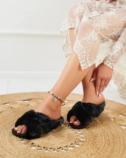 Kapcie|Klapki Płaskie^Royalfashion Klapki z futerkiem w kolorze m Mashte czarny