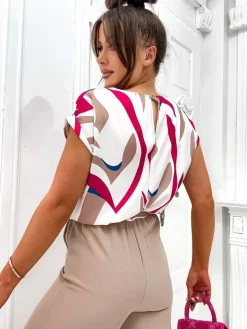 Kombinezony^Royalfashion Kombinezon damski z szerokimi spodniami i wzorzystą bluzką z krótkim rękawem jasny brązowy