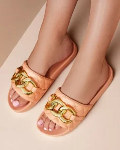 Klapki Płaskie^Royalfashion Koralowe damskie pikowane klapki ze złotym łańcuszkiem Eteris pomarańczowy