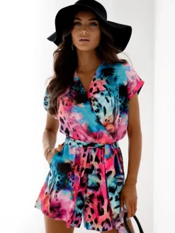 Kombinezony^Royalfashion Krótki i wzorzysty kombinezon damski z kopertowym dekoltem ŻywyNiebieski