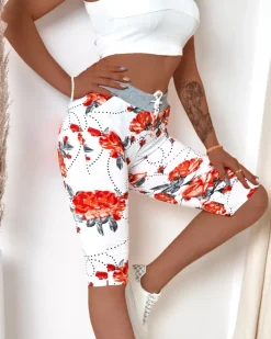 Spodenki 3/4|Krótkie Spodenki^Royalfashion Kwiatowe spodenki damskie 3/4 w kolorze biało- m czerwony